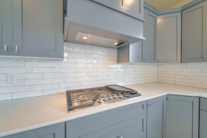 Einbau Dunstabzugshauben sind oft auch eher leise Modelle Einbau Dunstabzugshauben sind oft auch eher leise Modelle (depositphotos.com)